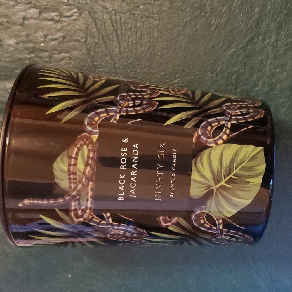 DW Home Ninety six black rose & Jacaranda candle 31.3 oz/887g